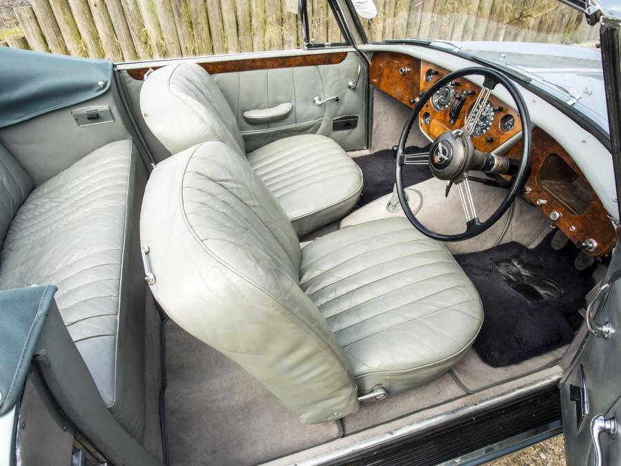 Интерьер Alvis TD21 Drophead Coupe Park Ward 1959 года  (фото 7 из 9)